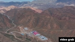 Қирғизистонни Хитой билан боғлайдиган темирйўлни қураётган тоғли ҳудуддаги қурилиш ишчилари базаси.