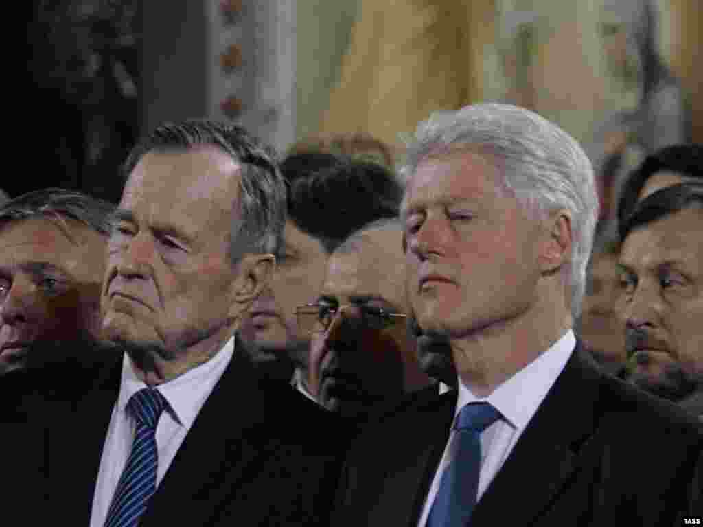 من فکر می&zwnj;کنم جریان ۲۴ ساعته اطلاعات، به غلو شدن تفاوت&zwnj;ها بین احزاب کمک کرده&zwnj;است. همیشه می&zwnj;توانی یک کسی را جایی در تلویزیون پیدا کنی که نشسته و دارد خرده می&zwnj;&zwnj;گیرد. ۲۰۱۱ 