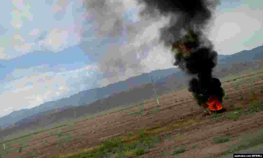 Baharly-Aşgabat magistral ýolunyň ugrunda dörän ýangyn.