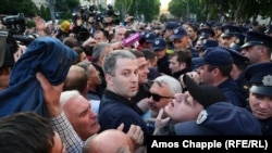 Полиция менен түртүшүү