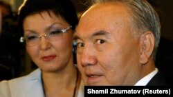 Нурсултан Назарбаев в бытность президентом Казахстана и его дочь Дарига Назарбаева на церемонии открытия Евразийского медиафорума в 2005 году.  