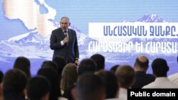 Armenia - Prime Minister Nikol Pashinian meets Yerevan State University students and faculty, June 2, 2025.
