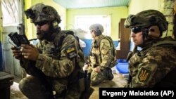 Український військовослужбовець розвідгрупи керує безпілотником на своїй позиції на передовій у Миколаївській області, Україна, архівне фото, 2022 рік