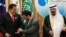 محمود احمدی‌نژاد در میان هوگو چاوز (چپ) و سلطان عبدالله، پادشاه عربستان سعودی 