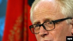 Улуттар Уюмунун баш катчысы Пан Ги Мундун Ооганстандагы мурдагы атайын өкүлү Кай Эйде "Талибан" кыймылы менен былтыр жаздан бери жең ичинен сүйлөшүүлөр жүргүзүлүп жатканын бышыктады жана бул процессти үзгүлтүккө учуратты деп Пакистан бийликтерин айыптады.