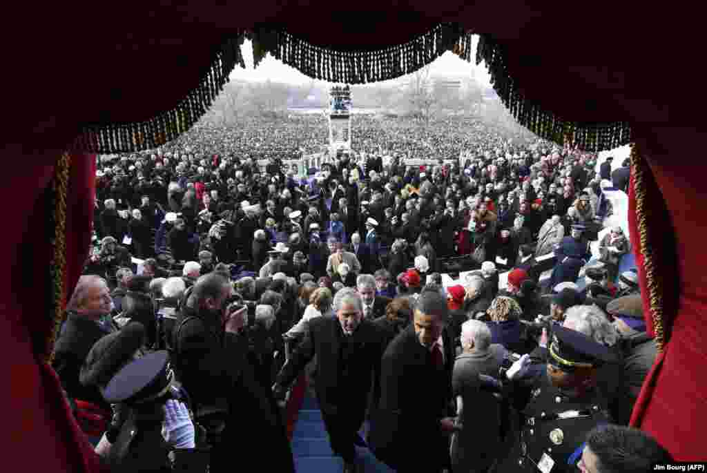 Прэзыдэнт ЗША Барак Абама і былы прэзыдэнт Джордж Буш пакідаюць цырымонію з заходняга боку Капітолію. На цырымоніі Абама прысягнуў як 44-ы прэзыдэнт ЗША. Абама правёў на пасадзе два тэрміны.