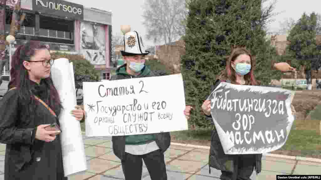Ош шаарында да активисттер аялдардын укугун коргоого арналган тынч жүрүшкө чыгышты.