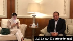 Пакистандын мурдагы өкмөт башчысы Наваз Шариф кызы Мариям экөө Абу-Даби аэропортунда, Лахорго учаарда. 13-июль, 2018-жыл.