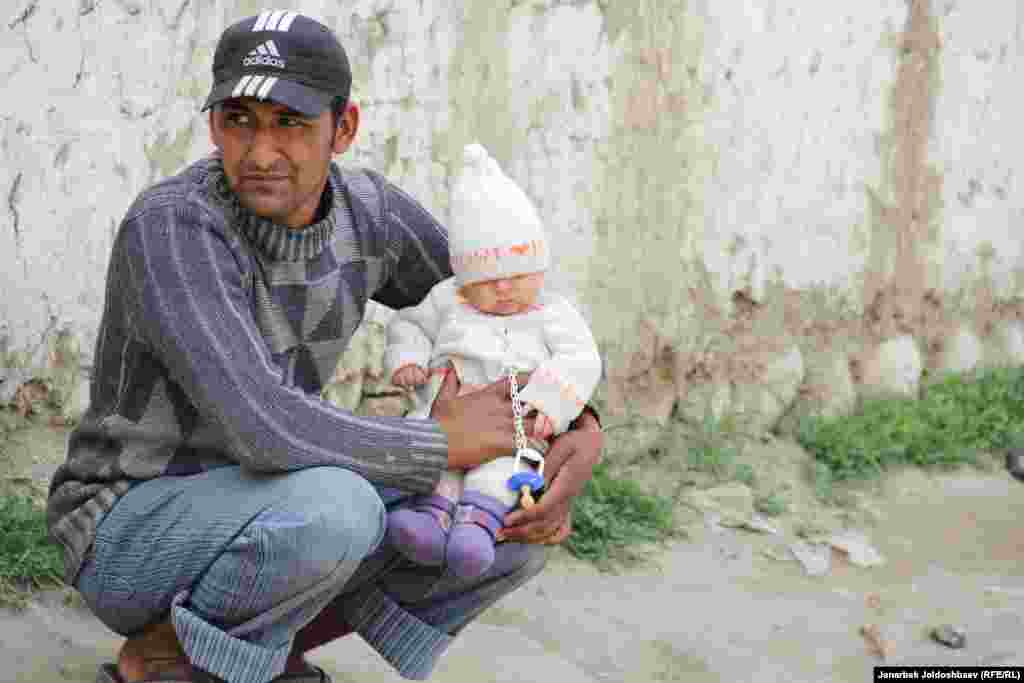 В бедных семьях, где не хватает наличных денежных средств и отсутствуют основные предметы длительного пользования, такие как холодильник, телевизор и/или стиральная машина, проживают почти 30 процентов детей. 