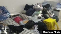 Вещи студентов перед выселением из общежития