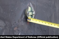 پنتاگون می‌گوید این بقایای مین عمل نکرده بر بدنه نفتکش است.