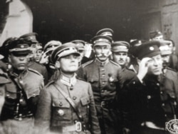 Головний отаман Симон Петлюра (праворуч) та офіцери Армії УНР. На передньому плані полковник Марко Безручко (другий зліва). Київ, 1920 рік