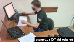 Правоохоронці додають, що під час обшуків виявили у фігурантів документи, комп’ютерну техніку, електронні носії інформації та майже 17 тисяч пакетів мобільних операторів