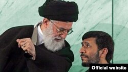 محمود احمدی نژاد (راست) و آیت الله علی خامنه ای.