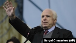 Сенатор Джон Маккейн на майдані Незалежності в Києві, 15 грудня 2013 року