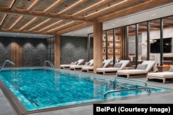 Выгляд памяшканьня з басэйнам на цокальным паверсе галоўнага катэджу. Ілюстрацыя з дызайн-праекту «Канцэптуальнае рашэньне інтэр’ераў комплексу „Красная Поляна“». Крыніца: BelPol