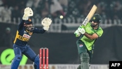 د پاکستان لوبغاړی د سري لنکا پر وړاندې توپوهنه کوي - د نومبر ۱۱مې انځور.