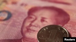 Кытайдын улуттук акчасы (йүаң/юань).  2010-жыл. REUTERS/Petar Kujundzic.