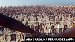 تجمع اعضای جامعه بهایی در ریو دوژانیرو در حمایت از هفت رهبر در بندشان در خرداد ماه ۹۰