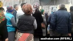 Aşgabadyň döwlet dükanlarynyň biriniň öňünde çörek nobatyna duran ýaşaýjylar (arhiw suraty)