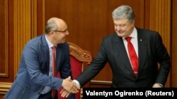 Президент України Петро Порошенко і спікер українського парламенту Андрій Парубій після голосування у Верховній Раді за закон «Про Вищий антикорупційний суд», 7 червня 2018 року 