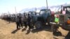 Сбор сельскохозяйственной техники в Нарыне.