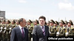 Министры обороны Армении и Грузии Сейран Оганян (слева) и Бачо Ахалая, Ереван, 18 апреля 2011 г.