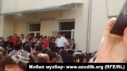 8 августа этого года родители учащихся медколледжа имени П.Ф. Боровского устроили акцию протеста возле здания медколледжа, требуя от властей не закрывать данное учебное заведение. 