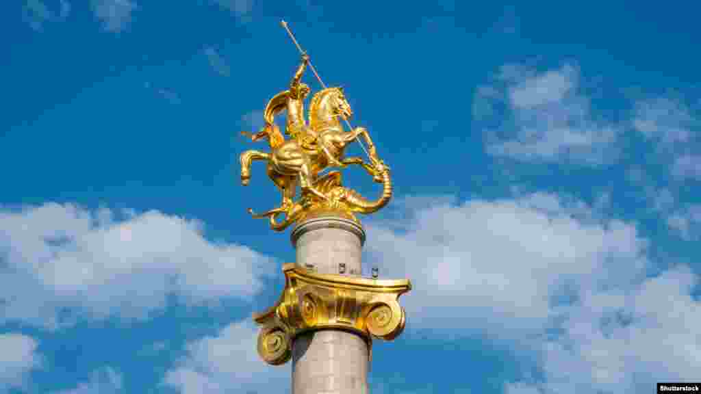 Памятник Святому Георгию Победоносцу на площади Свободы в Тбилиси.