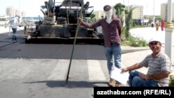 Aşgabatda ýol gurluşyk işlerini amala aşyrýan işçiler. Arhiwden alnan surat