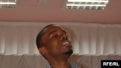 Нігірієць Айо Осікойа читає вірш Ліни Костенко 13 квітня 2010 року у Донецьку