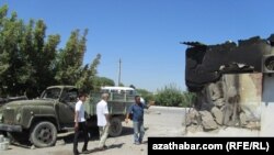 Ýerli graždan aktiwisti Nurberdi Nurmämmedow (ortada) Garadaşaýak obasynda, 8-nji iýul.