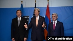 Уэльс - Госсекретарь США Джон Керри (в центре) встречается с президентом Армении Сержем Саргсяном (справа) и президентом Азербайджана Ильхамом Алиевым (слева), Ньюпорт, 4 сентября 2014 г. 