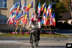 Майорять молдовські і гагаузькі прапори. Комрат, адміністративний центр автономного утворення Гагаузія. Молдова.