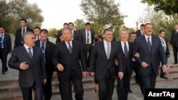 (sagdan çepe) Azerbeýjanyň prezidenti Ylham Alyýew, Türkiýäniň prezidenti Abdylla Gül, Gazagystanyň prezidenti Nursoltan Nazarbaýew, Gyrgyzystanyň prezidenti Kurmanbek Bakyýew Nahiçewanda, 2-nji oktýabr, 2009 ý