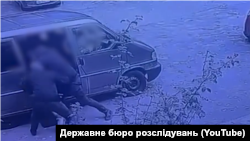 ДБР опублікувало відео (на фото – скриншот) побиття чоловіка правоохоронцями поблизу Голосіївського ТЦК. Київ, 17 жовтня 2025 року
