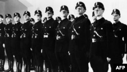 Знімок військ Sturmabteilung або SA, воєнізованої організації NSDAP, німецької нацистської партії, зроблений у 1930-х роках