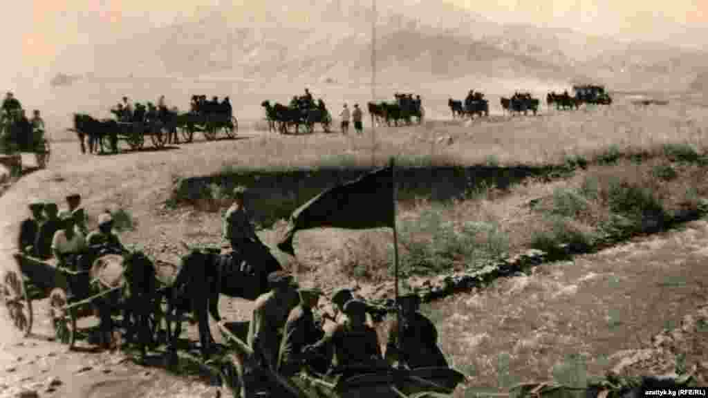 Согуш мезгилиндеги ооруктагы турмуш.&nbsp;Кыргызстандын ар улуттан турган эмгекчилери согуш жылдары коргонуу фондусуна танк, самолёт куруу үчүн 189 миллион сом акча, 946 миллион сомдук облигация ж-а 59 кг. күмүш жыйнап беришкен. Эгин, эт, май, жүн берип турушкан. Согуш жылдары республиканын калкы 1 миллиард 47 миллион сомго облигация, 156 миллион сомго акча-буюм лотереясын алышкан. Майданга 196 вагон белек жиберилген.&nbsp;