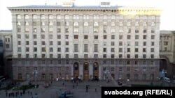 Захоплены дэманстрантамі будынак Кіеўскай гарадзкой дзяржаўнай адміністрацыі, на якой відны надпіс «Штаб рэвалюцыі»