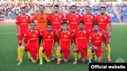 Футболисты "Хосилота" перед игрой