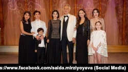 Дочери и внуки президента Узбекистана с итальянским тенором Андреа Бочелли. Самарканд, 1 сентября 2025 года. Фото со страницы Саиды Мирзиёевой в Facebook'е