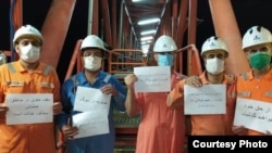 عکسی از اعلام حمایت کارکنان یک سکوی گازی از اعتصاب همکاران خود در شرکت پایانه‌های نفتی خارک
