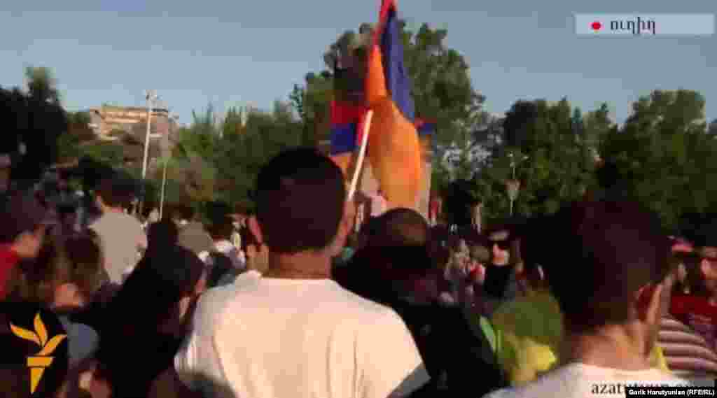 Армения -- Протестующие движутся к президентскому дворцу, несмотря на предупреждения полиции, Ереван, 22 июня 2015 г.