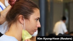 Білоруська спортсменка Христина Тимановська перед посадкою на рейс до Відня, 4 серпня 2021 року