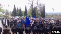 Рабочие зестафонского завода ферросплавов и чиатурские шахтеры прервали забастовку, начатую 22 апреля