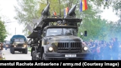 R. Moldova are sisteme de apărare antiaeriană învechite, moștenite din perioada sovietică. În imagine, un lansator de rachete al regimentului „Dimitrie Cantemir”, la parada din 2023.