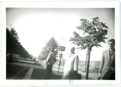 На деяких фотографіях, як виглядає, люди помітили агента, який стежить за ними