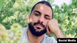 نوید افکاری به دو بار اعدام، شش سال و نیم حبس و ۷۴ ضربه شلاق محکوم شده بود.