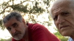 احمد پژمان (سمت راست) و صادق نجوکی