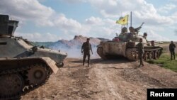 در این تصویر از مارس ۲۰۱۵ شماری از شبه‌نظامیان ی‌پ‌گ در اطراف راس‌العین (حسکه) دیده می‌شوند